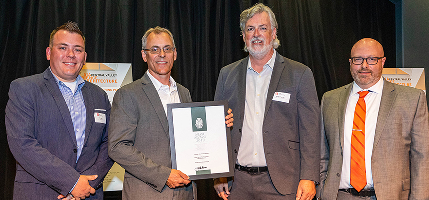 DB-Receives-Award_1500x700 DB-Receives-Award_1500x700